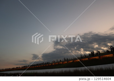 大阪・関西万博の大屋根リングと夕暮れの空(EXPO2025) 大阪・関西万博の大屋根リングと夕暮れの空(EXPO2025) 129514604