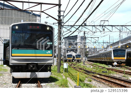 車両基地に停車する南武支線の205系1000番台（浜川崎表示）と南武線のE233系8000番台 129515396