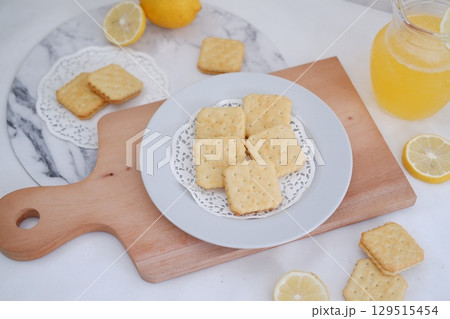 Crispy Lemon Cookies on Wooden Board 129515454