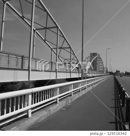 多摩川専用橋と青空が広がる風景。 129516342