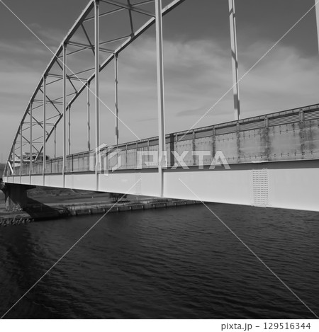 多摩川専用橋と青空が広がる風景。 129516344