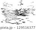 夜の公園の噴水でライトに照らされ水面に浮かび上がったネオンのような光と丸く円を描く波紋や水紋。白黒。 129516377