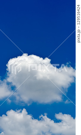 空素材（縦構図） 129516424