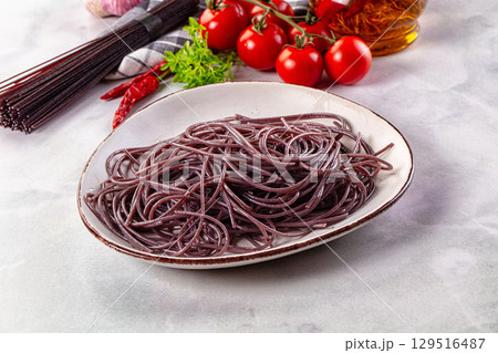 Boiled black rice noodles spaghetti 129516487
