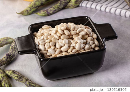 Raw dry white beans heap Raw dry white beans heap 129516505