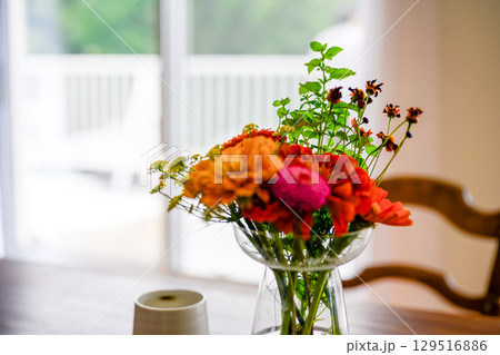 明るいリビングの花とテーブルの静物 明るいリビングの花とテーブルの静物 129516886