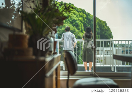 屋上で語らう男女 屋上で語らう男女 129516888