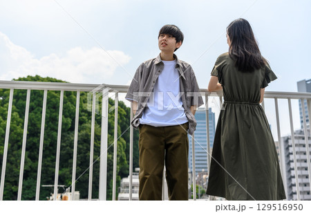 　屋上で見つめ合う男女 129516950