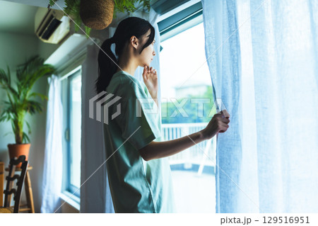 女性の午後の暮らし：ポートレート 129516951