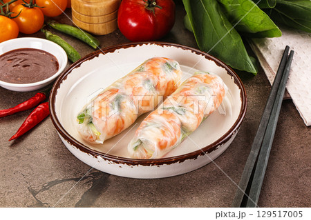 Vietnamese spring roll with prawn 129517005
