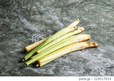 Green organic lemongrass stem heap 129517014