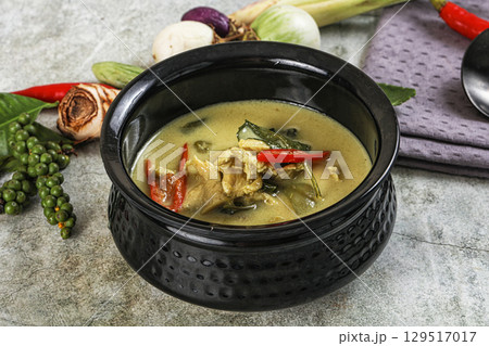 Thai green chicken curry with coconut 129517017