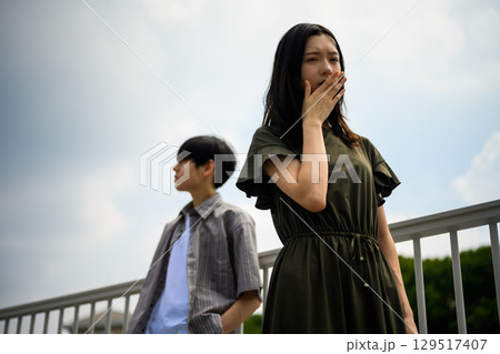 　青春の夏　戸惑いと期待を抱えるカップル 129517407