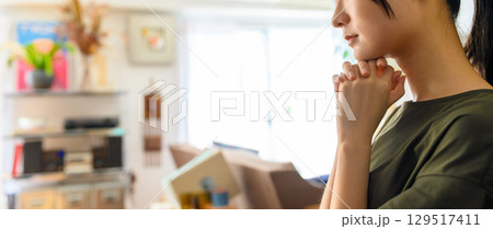 祈る女性 祈る女性 129517411