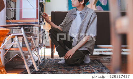 ヴィンテージオーディオを調整する男性 ヴィンテージオーディオを調整する男性 129517437