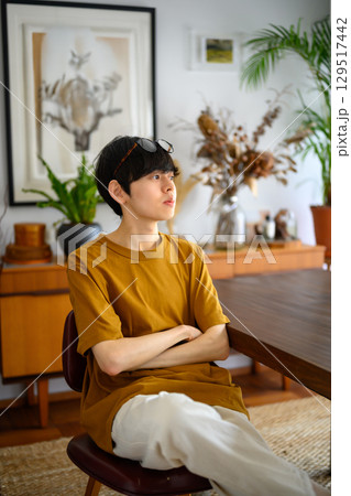 椅子でリラックスする男性の横顔 椅子でリラックスする男性の横顔 129517442