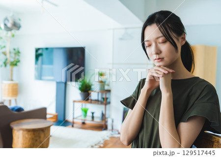 祈る女性 祈る女性 129517445