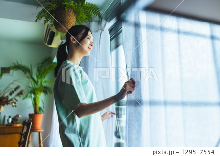 女性の午後の暮らし：ポートレート 129517554