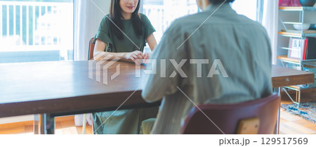 　カジュアルなカフェ風ダイニングで男女が談笑 129517569