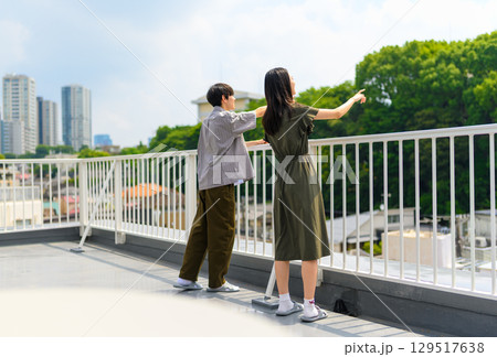 屋上で語らう男女 129517638