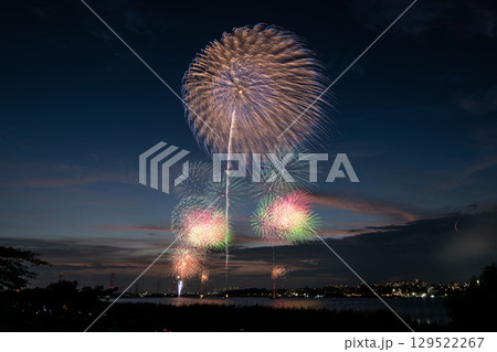 きれいな花火がたくさんあがる手賀沼花火大会 きれいな花火がたくさんあがる手賀沼花火大会 129522267
