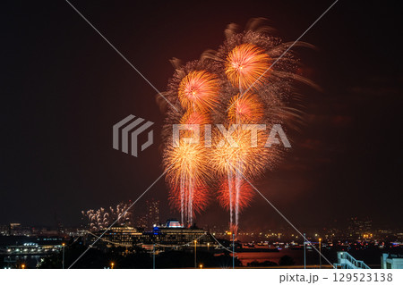 港の見える丘公園から観たみなとみらいスマートフェスティバル2025の花火 129523138