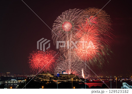 みなとみらいスマートフェスティバル2025 事故で花火制御不能中の状態写真 みなとみらいスマートフェスティバル2025 事故で花火制御不能中の状態写真 129523182