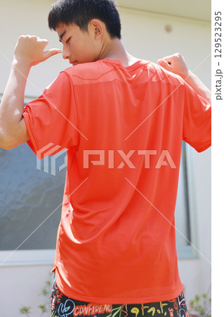 オレンジのTシャツ 129523295