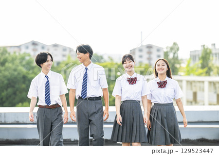 中学生　高校生　男女　集合写真　笑顔　歩く 129523447