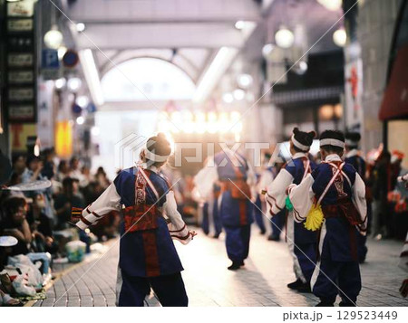 帯屋町で踊るよさこい祭り 129523449