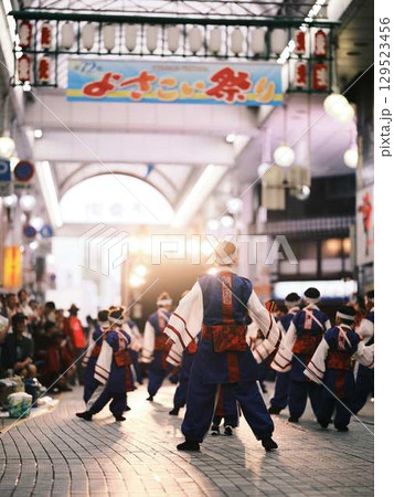 帯屋町で踊るよさこい祭り 129523456