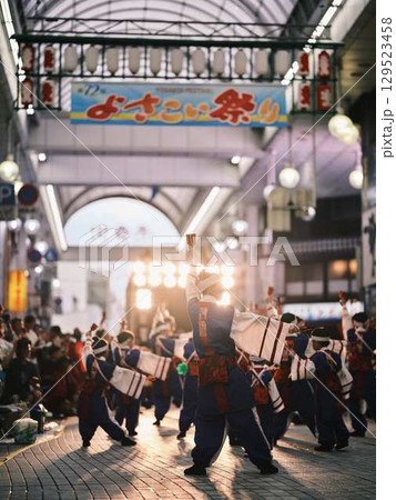 帯屋町で踊るよさこい祭り 129523458