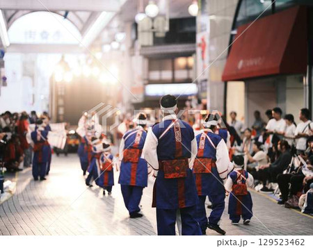 帯屋町で踊るよさこい祭り 129523462