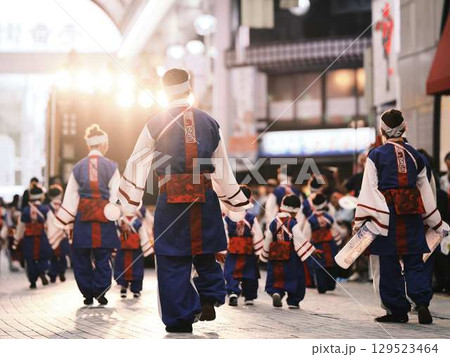 帯屋町で踊るよさこい祭り 129523464