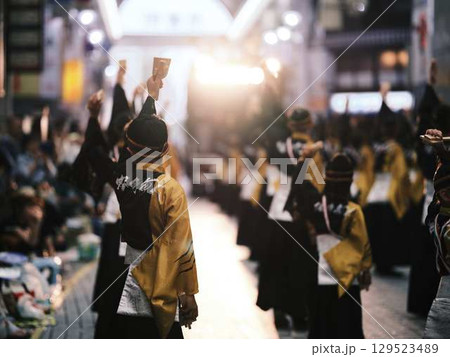 帯屋町で踊るよさこい祭り 129523489