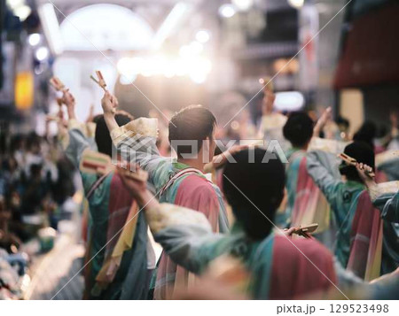 帯屋町で踊るよさこい祭り 帯屋町で踊るよさこい祭り 129523498