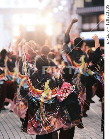 帯屋町で踊るよさこい祭り 帯屋町で踊るよさこい祭り 129523505