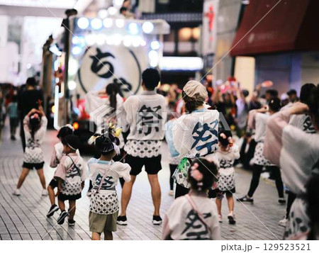 帯屋町で踊るよさこい祭り 129523521