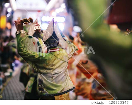 帯屋町で踊るよさこい祭り 129523545