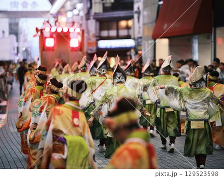 帯屋町で踊るよさこい祭り 129523598