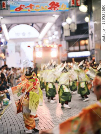 帯屋町で踊るよさこい祭り 帯屋町で踊るよさこい祭り 129523600