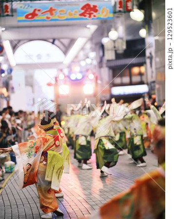 帯屋町で踊るよさこい祭り 129523601