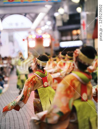 帯屋町で踊るよさこい祭り 129523602