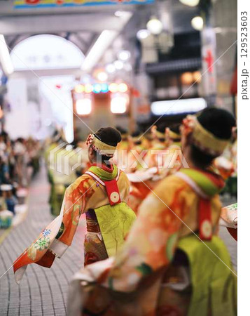 帯屋町で踊るよさこい祭り 129523603