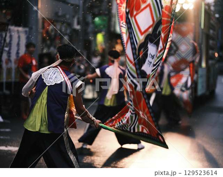 帯屋町で踊るよさこい祭り 129523614
