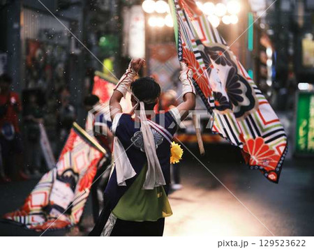 帯屋町で踊るよさこい祭り 129523622