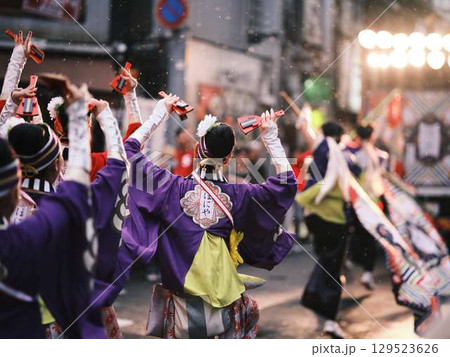 帯屋町で踊るよさこい祭り 129523626