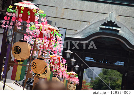 Decorations for the summer festival / 夏祭りの町内の飾り付け 129524009