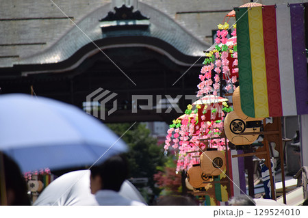 Decorations for the summer festival / 夏祭りの町内の飾り付け 129524010