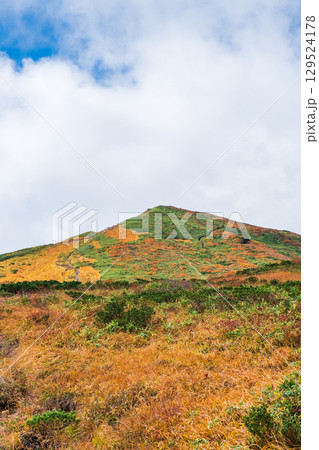 秋の栗駒山登山（産沼～東栗駒山：裏掛コース分岐付近から栗駒山の眺め） 129524178